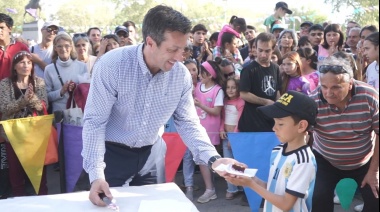 Con una torta gigante, la familia celebró el cumpleaños de Necochea en la Plaza Dardo Rocha