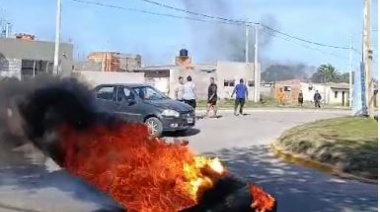 Protesta en Necochea: Vecinos cortan la avenida 43 exigiendo seguir conectados ilegalmente a la luz
