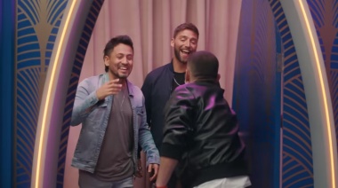 Antes de su concierto en Necochea, La K'onga presentó el tema del reality "Love is Blind"