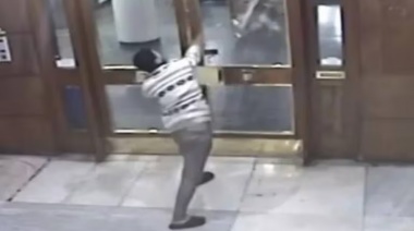 Un ladrón rompió el vidrio de un edificio con una baldosa y atacó al encargado