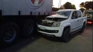 Accidente en el Puerto: camioneta chocó un camión estacionado y el conductor dio positivo en alcoholemia