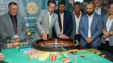 El Intendente lanzó la primera bola de la temporada en el Casino