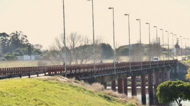 Este martes se recambian las luminarias en el Puente Dardo Rocha