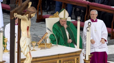 El papa Francisco fue internado en Roma por una bronquitis