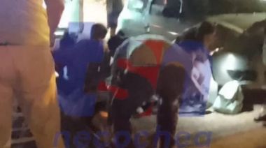 Chocó a una mujer mientras hacía maniobras peligrosas en moto y escapó
