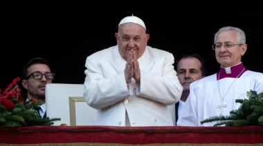 El papa Francisco muestra signos de mejoría y sigue en observación
