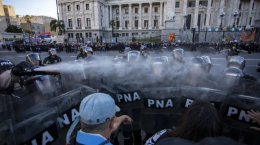 La policía volvió a aplicar el protocolo antipiquetes en la marcha de jubilados