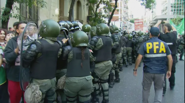 Con un fuerte operativo policial, el gobierno volvió a reprimir a la marcha de jubilados
