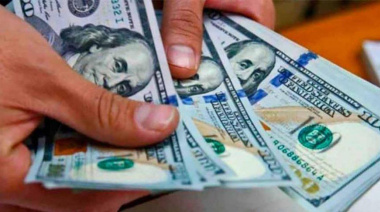 El dólar mayorista rozó el techo de la banda y crecen las dudas sobre la estrategia del Gobierno