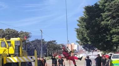 Capacitación sobre uso de hidroelevadores a cargo de la Dirección de Bomberos