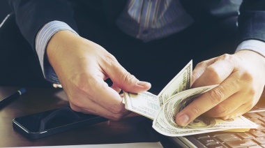 El dólar sigue por encima de los $200