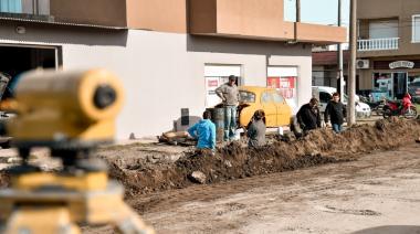 Una década después, comenzó la obra que llevará cordón cuneta a la calle 81 entre 38 y 42
