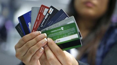 Desde hoy será más caro financiarse con la tarjeta de crédito, tanto en pesos como en dólares