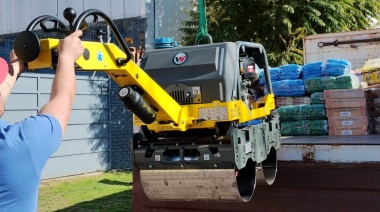 El municipio adquirió un rodillo doble tambor para modernizar los trabajos de bacheo 