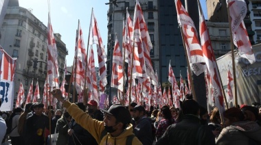 El Gobierno recortó 40 mil ayudas a jóvenes que estudian y trabajan