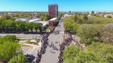 Un colorido y multitudinario desfile dio inicio a la cuarta jornada de festejos