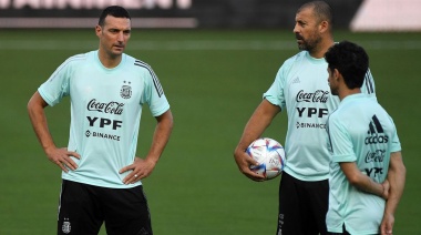 Scaloni recortó la lista a 32 integrantes y viajó a Qatar con Armani
