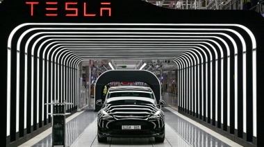 Un Tesla circulaba en piloto automático, perdió el control y mató a dos personas