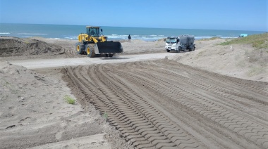 Fuertes tareas de repaso y bacheo en las principales calles de tierra de Necochea y Quequén