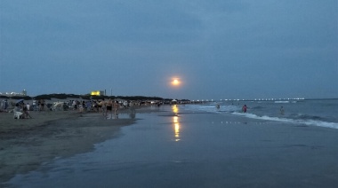 La luna llena redondeó una tarde espectacular de playa en Necochea y Quequén