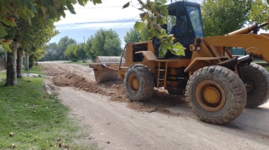 Comenzaron a reentoscar las calles de Claraz y avanza el alteo desde "La Negra"