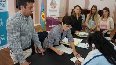 "Tener un techo propio genera certidumbre y seguridad", dijo Rojas en el acto de escrituración