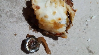 Pidió empanadas en un reconocido local gastronómico y el relleno tenía una tuerca