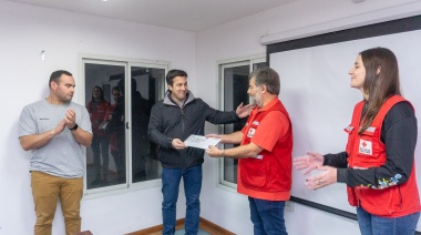 El Intendente y su equipo entregaron un reconocimiento y apoyo económico a la Cruz Roja