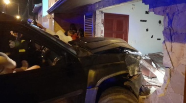 Una camioneta se despistó en plena 73 y terminó metida en una casa