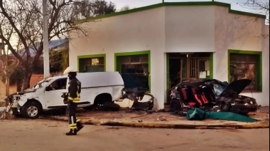 Murieron tres jóvenes en un choque y otras tres personas están graves