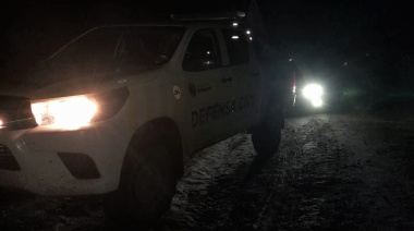 Defensa Civil auxilió a un vehículo encajado en la calle 155