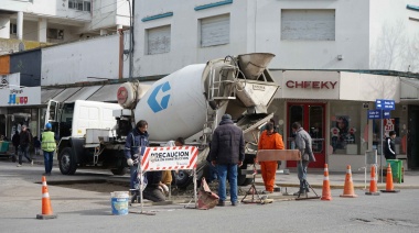 El municipio realiza un fuerte operativo de bacheo en el microcentro de Necochea