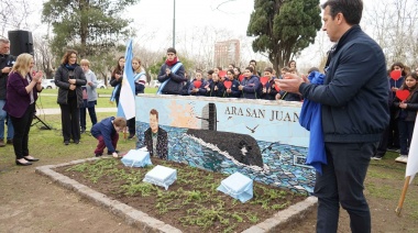 El Intendente inauguró un mural en homenaje al ARA San Juan en la plaza central