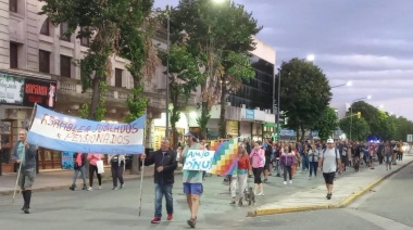 Cacerolazos contra el DNU de Milei y llamado a asamblea en la Rambla