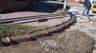 Cuadrillas municipales realizan obras de cordón cuneta y reductores de velocidad