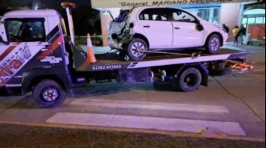 Un auto chocó en la madrugada contra un árbol y volcó cerca del Puente Colgante