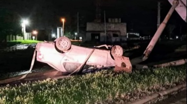 Un auto chocó con un cartel en la Avenida 542 y terminó volcado