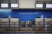 El Gobierno exigió a los gremios que presenten una propuesta o cierra Aerolíneas Argentinas