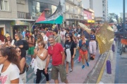 Multitudinaria marcha LGBTIQ+ en Necochea en rechazo al discurso de Milei en Davos