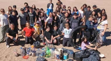 Estudiantes visibilizaron la contaminación costera en el distrito