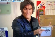 Estallaron los memes tras la foto de Javier Milei con llamativos retoques estéticos: "En Tinder/en persona"