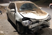 Un coche se comió un montículo de tierra en Av. 2