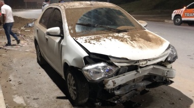 Un coche se comió un montículo de tierra en Av. 2