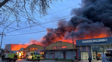 Un impresionante incendio consumió una fábrica de plásticos