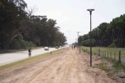 Se terminó de colocar la nueva luminaria que alumbrará la senda peatonal de Avenida 10