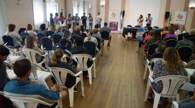La Escuela Municipal "Todos al Agua" abrió la inscripción en el Salón de Actos de la comuna
