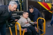 Presentaron cuatro ómnibus con rampas inclusivas en las puertas del municipio