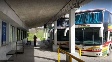 Viajó y se quedó dormido: quedó encerrado en el micro