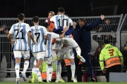 Argentina comenzó otro camino mundialista soñando en los pies del 10