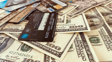El Gobierno subió el dólar tarjeta a $950 y lleva los impuestos al 155% del valor oficial